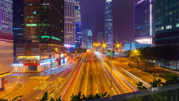 (缩小) 交通延时和香港摩天大楼城市景观在夜间。