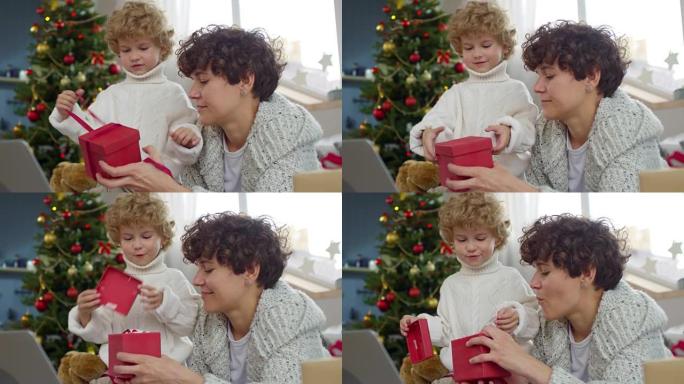可爱的小男孩打开圣诞礼物
