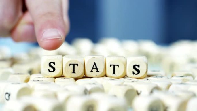 木制字母块的单词 “stats” 的慢动作宏。