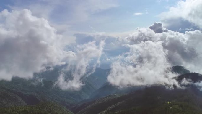 山上美丽的云流。过度下垂