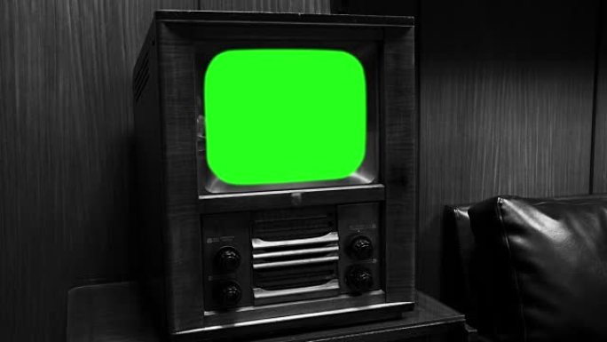 绿屏旧木制电视。黑白色调。