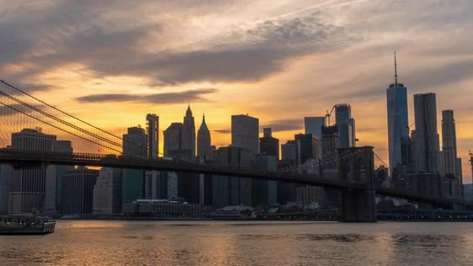 美国纽约布鲁克林大桥的曼哈顿下城城市景观河边的时间流逝