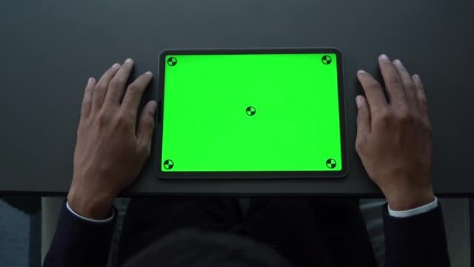 使用数字平板电脑绿屏的商人之手