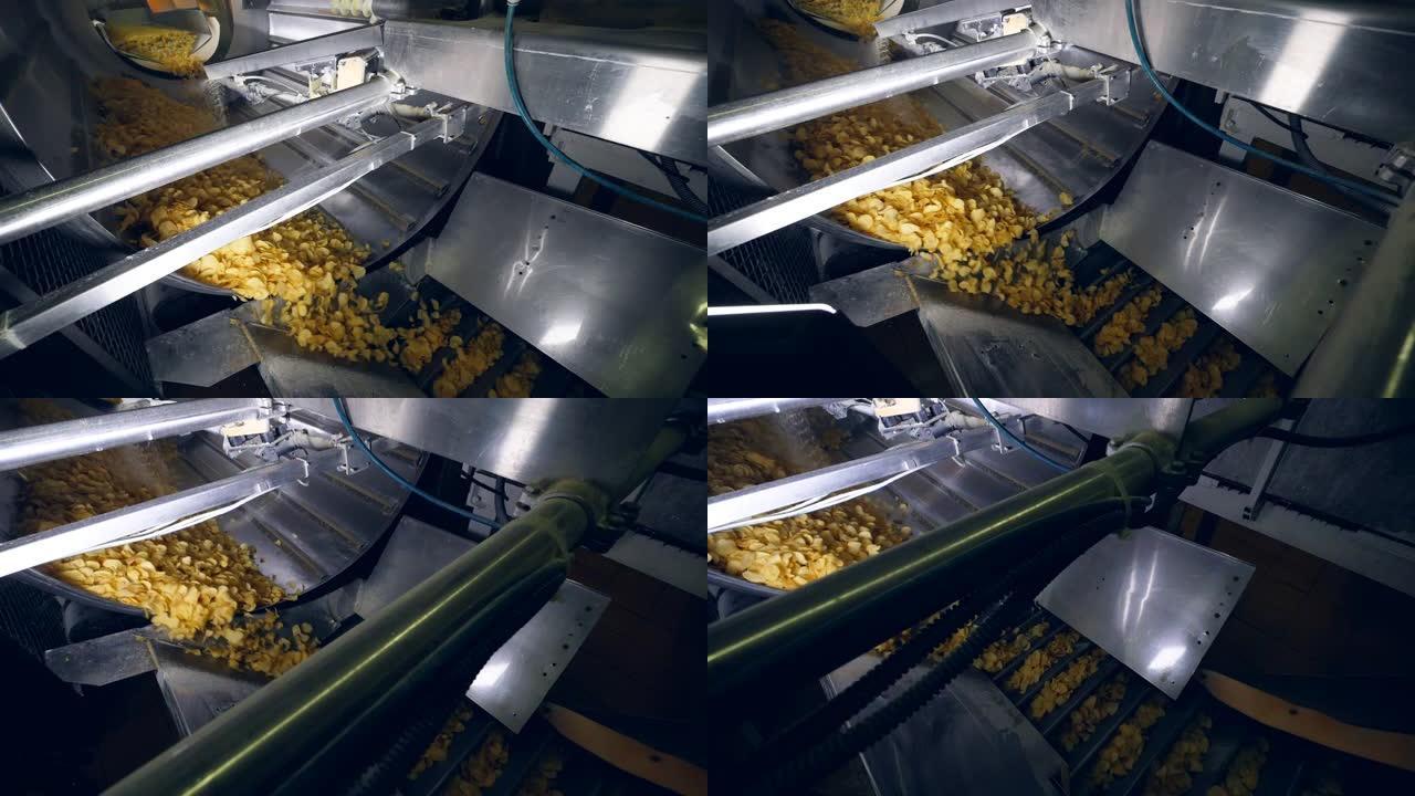 食品厂设备将薯片与增味剂混合。