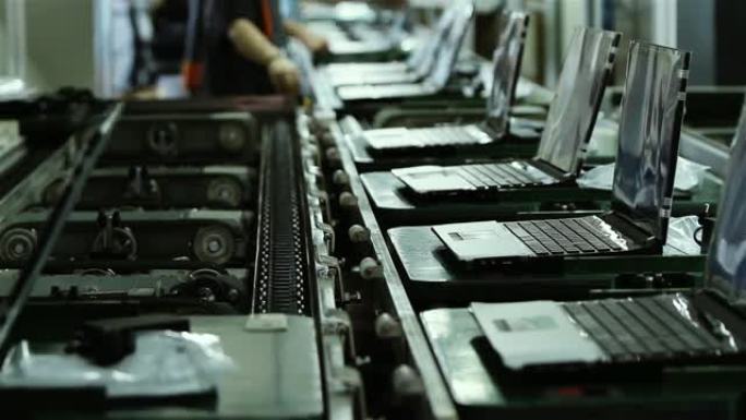 笔记本电脑工厂的生产线。主板组装。生产线上的工人。