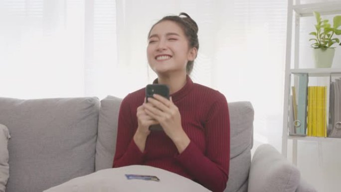 快乐美丽的亚洲女性通过智能手机应用程序、电子商务技术和亚洲生活方式在线购物