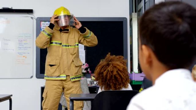 前视图高加索男性消防员在教室里教小学生消防安全4k