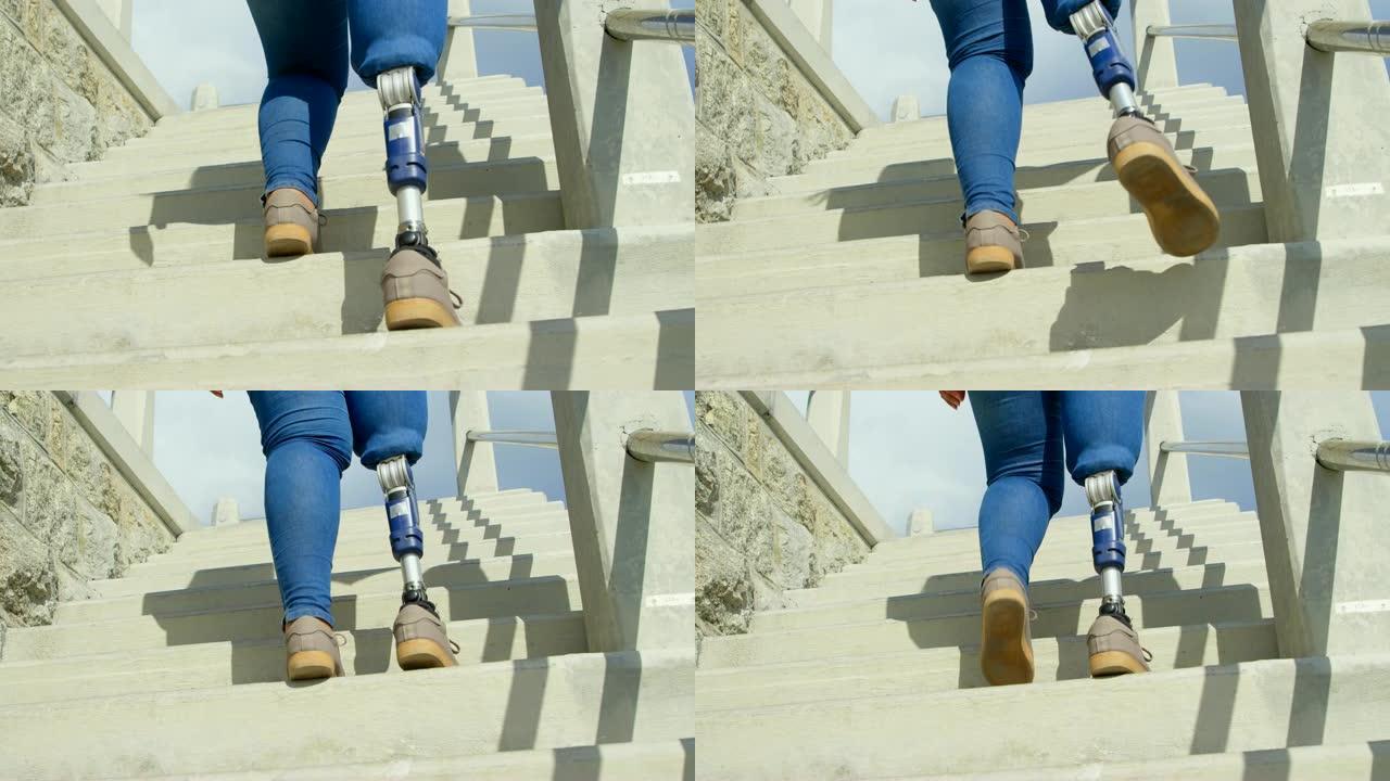 残疾妇女在楼上行走的低角度视图4k