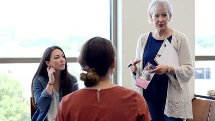 高级妇女与支持小组讨论乳腺癌的缓解
