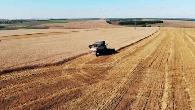 农业机械正在收割庄稼