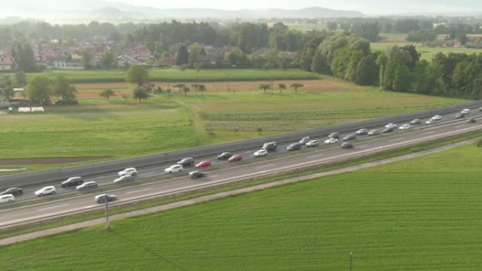 空中: 汽车和卡车在繁忙的高速公路上缓慢驶过拥堵。