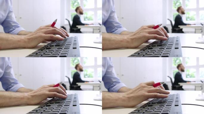 男子在电脑键盘上打字