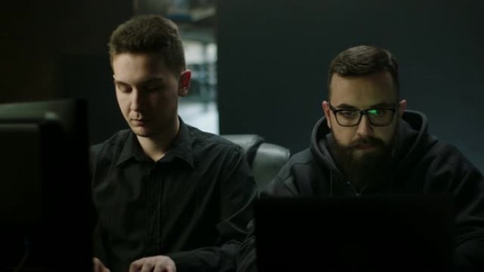 电脑黑客一起在电脑上工作