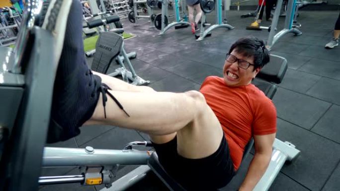 亚洲大个子男人用极度痛苦的脸锻炼他的腿。