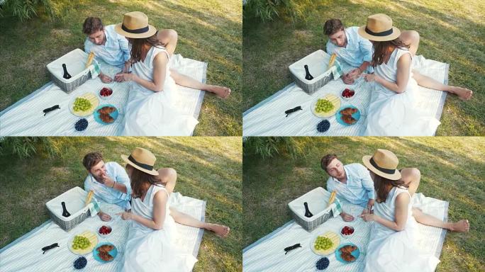 享受野餐日的年轻夫妇。