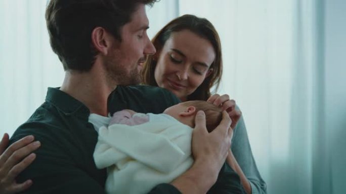 幸福的夫妇在医院欣赏新生婴儿