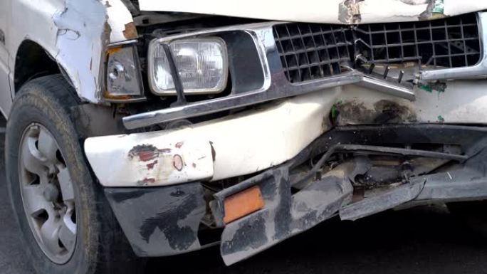 4K CS pan汽车在事故中坠毁的前视图。