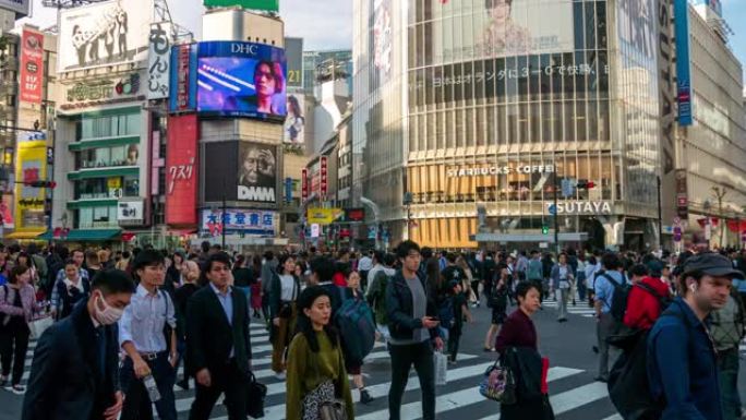 涩谷十字路口的时间流逝与更多的人在高峰时间，日本东京