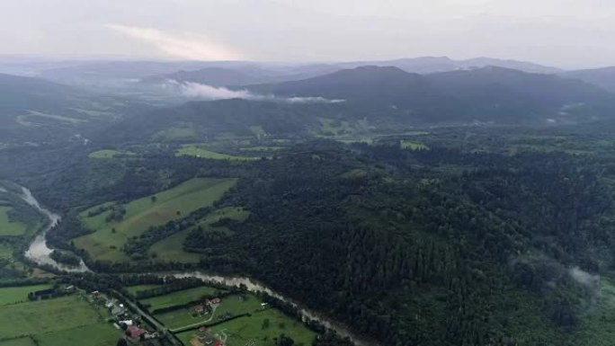 探索荒野。有河的山地景观。鸟瞰图