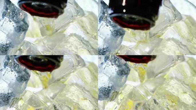 威士忌以慢动作，微距拍摄的方式倒入装有冰的玻璃杯中，放在木桌和深色背景上。