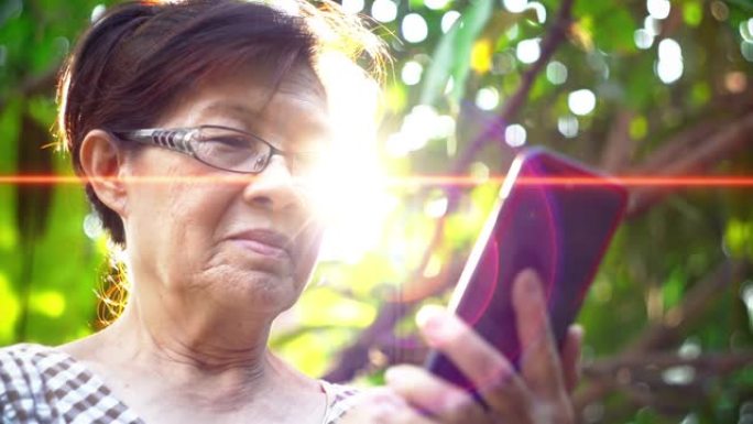 用智能手机与家人视频聊天的老妇人