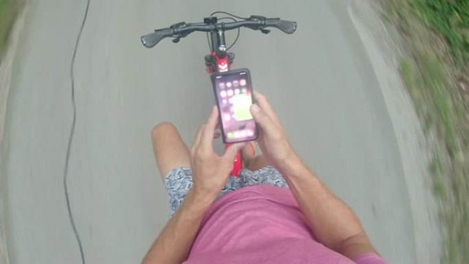 MS Personal man骑自行车时使用智能手机