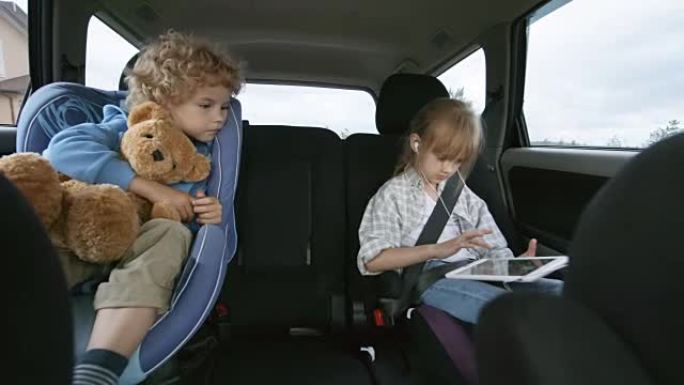 儿童坐在汽车后座上