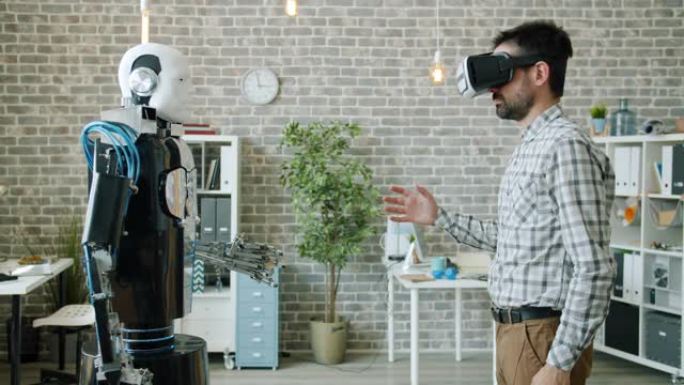机器人在办公室的虚拟现实眼镜中复制年轻科学家的动作