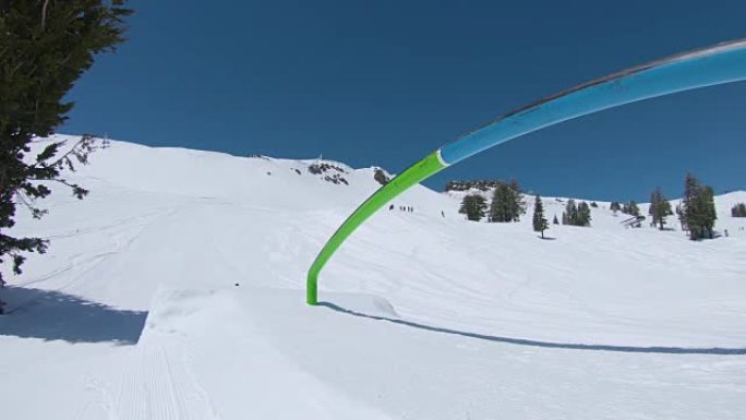 低角度: 男性滑雪者在风景秀丽的滑雪胜地滑下金属栏杆。