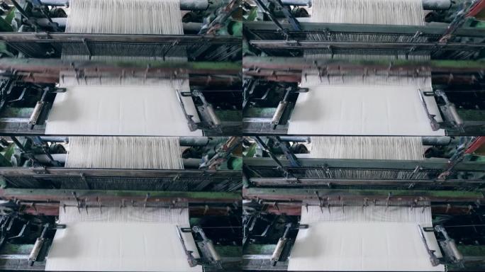工业织机上正在生产白布