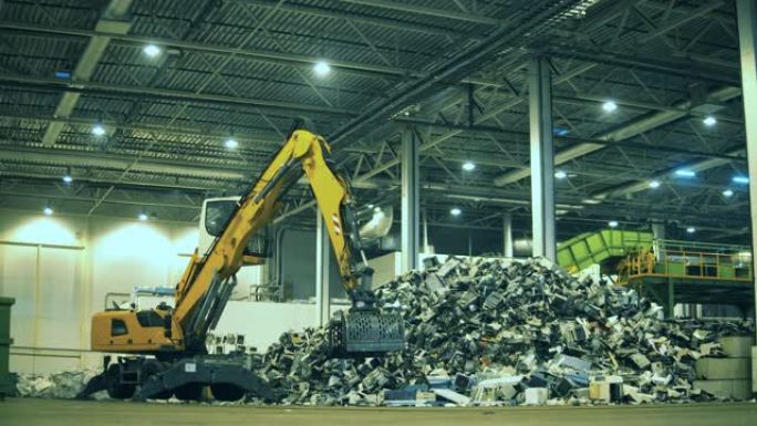 工业车辆正在卸载废物。电子垃圾回收厂。