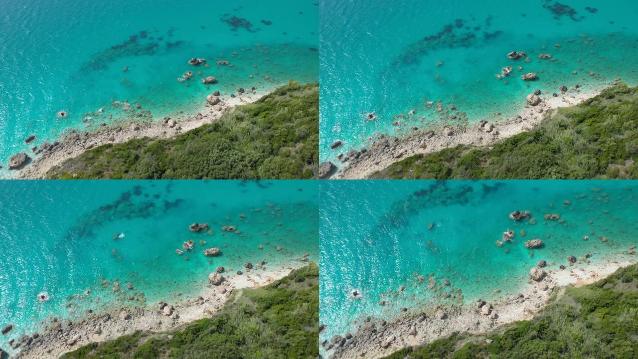 无人驾驶飞机: 在莱夫卡达 (Lefkada) 的一个隐藏地点的未触及的野生海滩上方飞行。