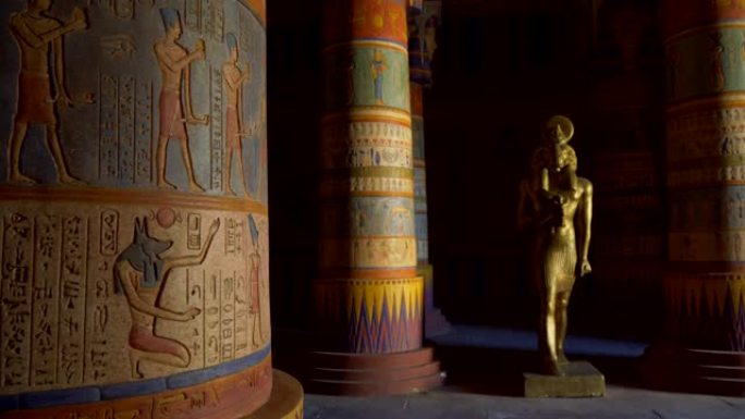 埃及寺庙的内部。五颜六色的柱子上覆盖着古埃及的人物和古代人生活的图片。公羊头神Khnum (尼罗河源