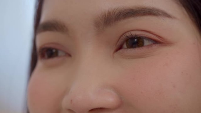 美丽的亚洲女性长睫毛眼睛的特写。慢动作镜头。