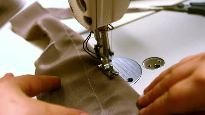 缝纫机上的裁缝缝布