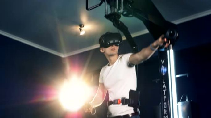 一个人动手，玩VR游戏。机器人VR控制论游戏系统。