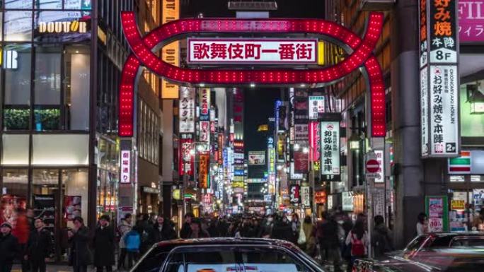 日本新宿东京市，歌舞伎町夜间的4k时间流逝，人群不明的人走在街上，交通拥挤。日本文化与购物霓虹灯街概