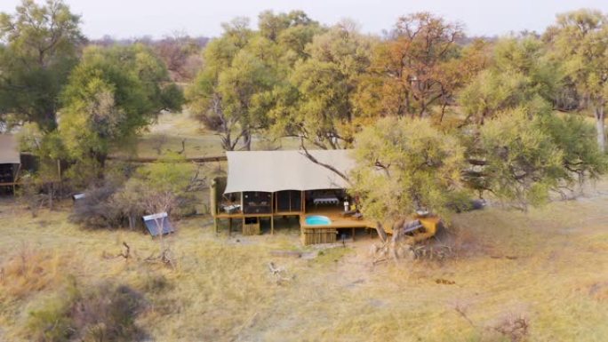 博茨瓦纳奥卡万戈三角洲图鲁迪野生动物园营地客人帐篷的空中缩小视图