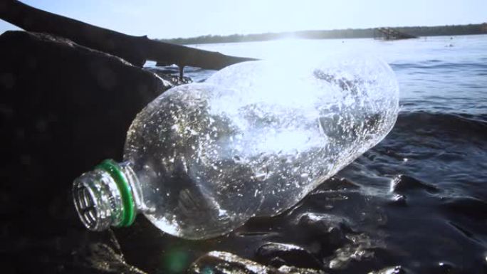 塑料瓶漂上岸海水污染环境破坏乱扔垃圾