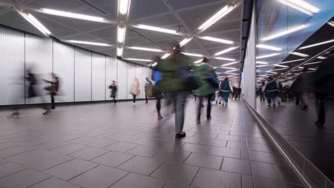 延时: 纽约地铁地铁站地下通道中的行人人群