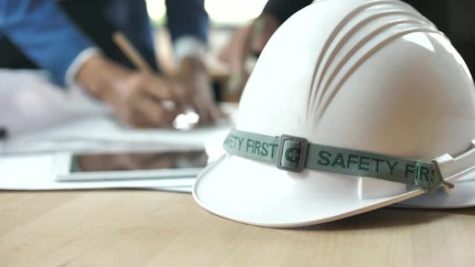 安全帽和工程师或建筑师从事背景，安全第一概念的工作