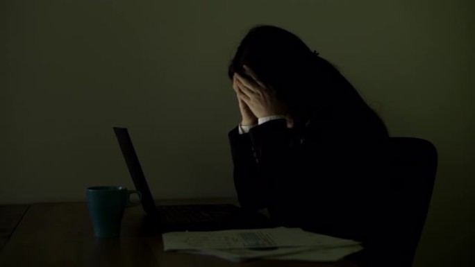 深夜过度劳累商务精英工作压力深夜加班