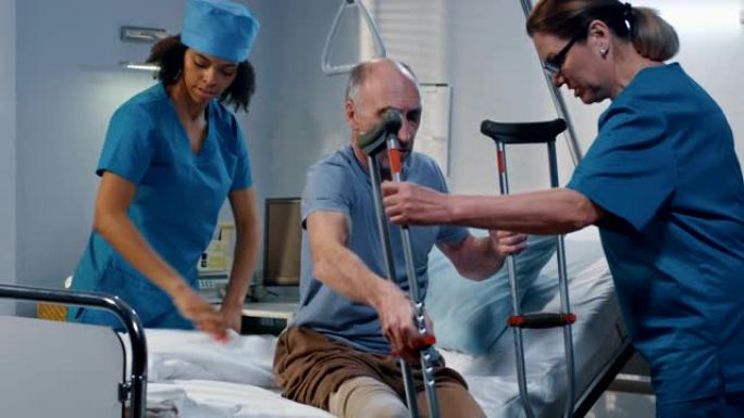 在医院使用拐杖的男性患者