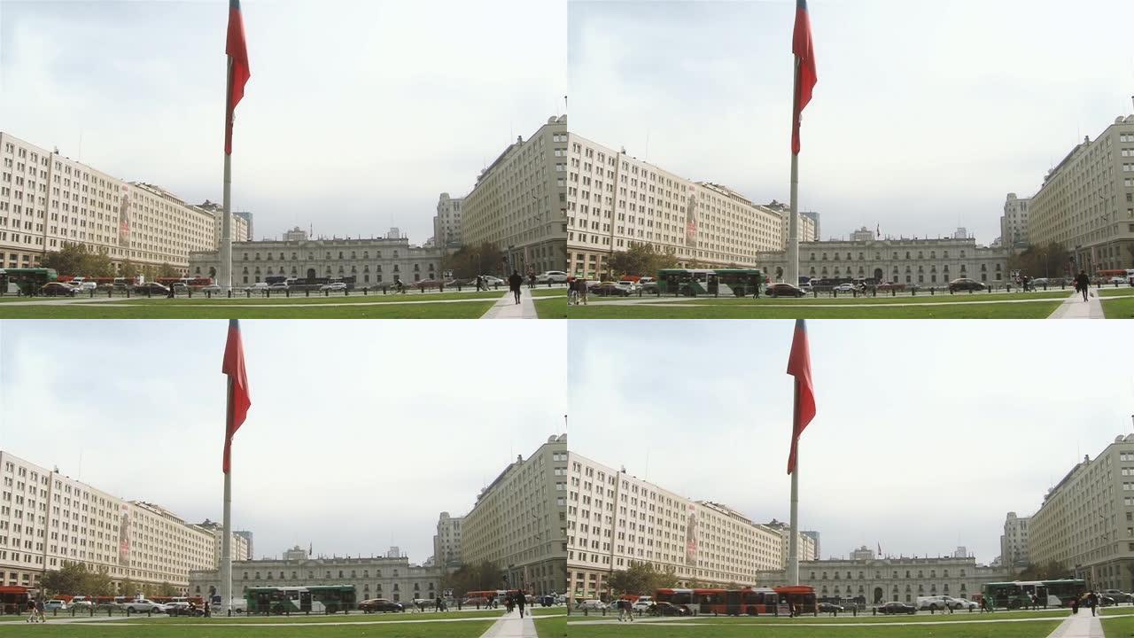 La Moneda宫殿和智利国旗，位于智利圣地亚哥。