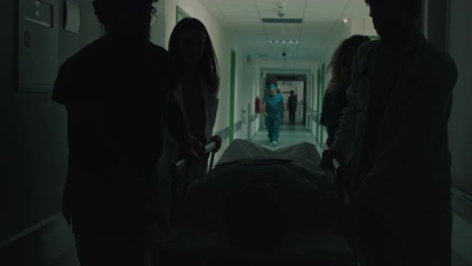 医生在gurney下医院走廊上pushing patient
