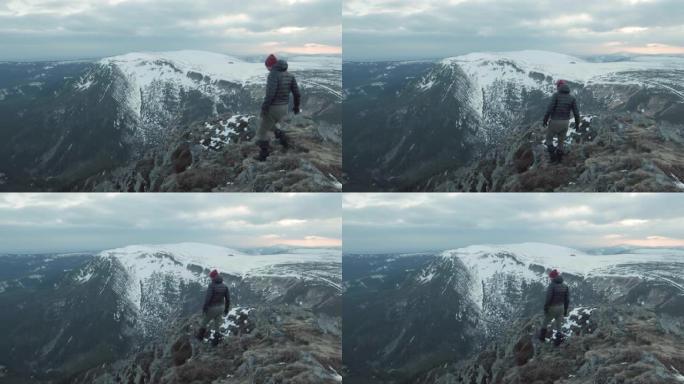 山峰上的一个人。男人登山男人山顶男人雪山