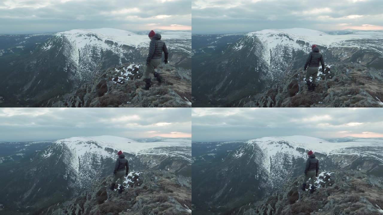 山峰上的一个人。男人登山男人山顶男人雪山