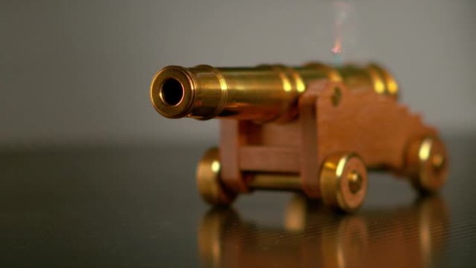 宏: 无法识别的人用火柴点亮了装满玩具的黄铜大炮
