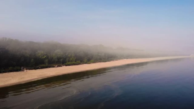 布满雾的海滩。波兰海岸线的鸟瞰图