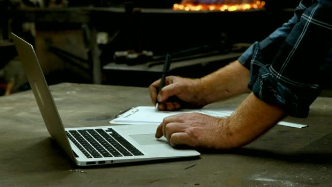 铁匠在4k车间使用笔记本电脑时在剪贴板上写字